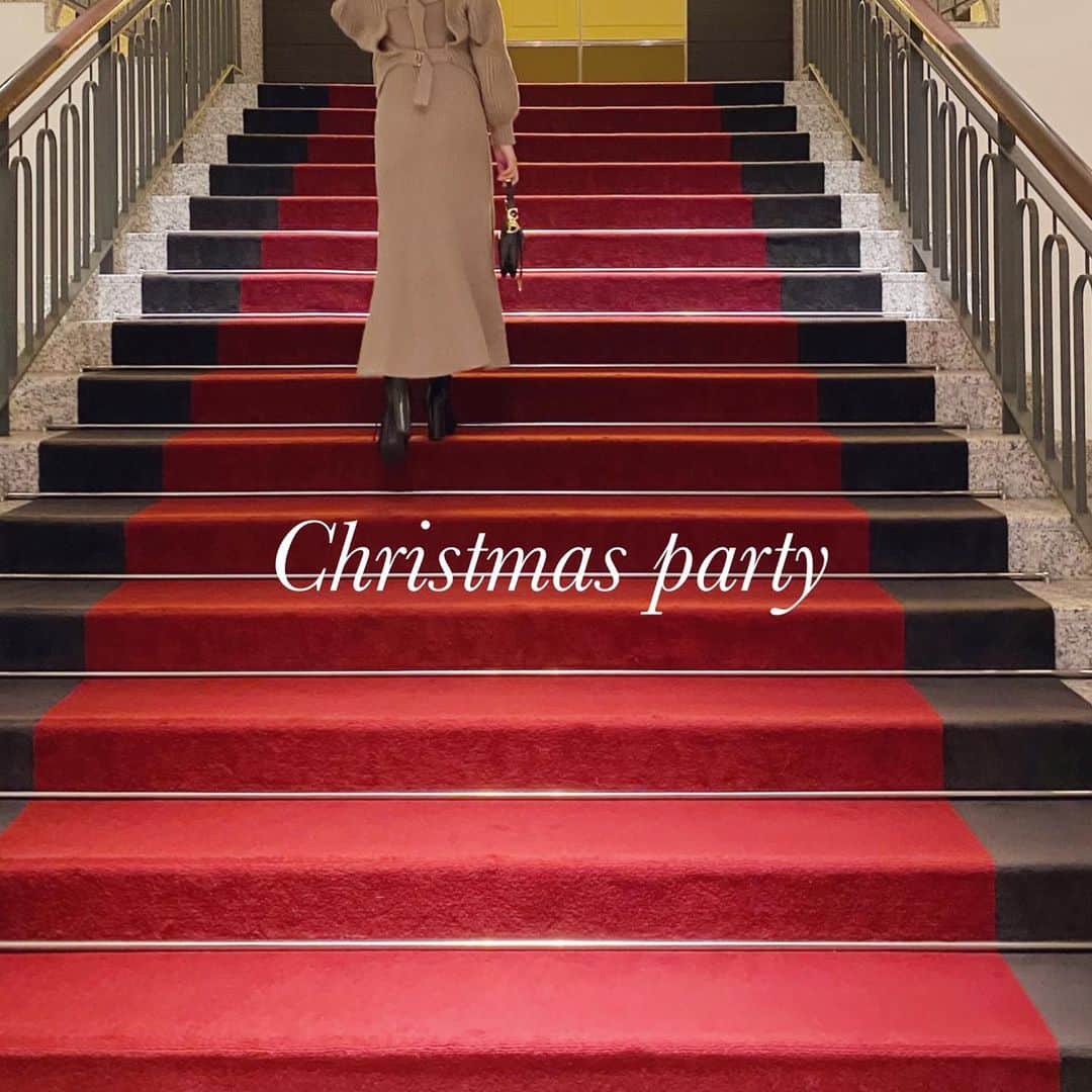 ikeda chizuruのインスタグラム：「Merry Christmas🎄﻿ 恒例の同期4人の会〜♡﻿ ﻿ 素敵すぎる綾子のマンションで﻿ クリスマスパーティーしたよ〜〜✊✨﻿ ﻿ 一応パーティーやしね！って﻿ シャンパンとロブスターも買ったけど﻿ 気付いたら🦞の写真も撮らず笑﻿ ﻿ 集合写真も2〜3枚﻿ アプリで撮って確認もしてなかったら﻿ まあまあ、誰コレ？問題で🤣﻿ ﻿ お酒はほぼ飲まず﻿ ケンタッキー食べて過ごしたよ☺️笑﻿ なんか、こんなのが落ち着く年頃です◎﻿ ﻿ ドレスコードは赤のパジャマ🌹﻿ ¥2,000-分のプレゼント交換は﻿ 爆笑な事件だらけだったけど🤣﻿ ﻿ 楽しかったーーー☺️﻿ 次は新年会しようね♡大好きよ♡﻿」