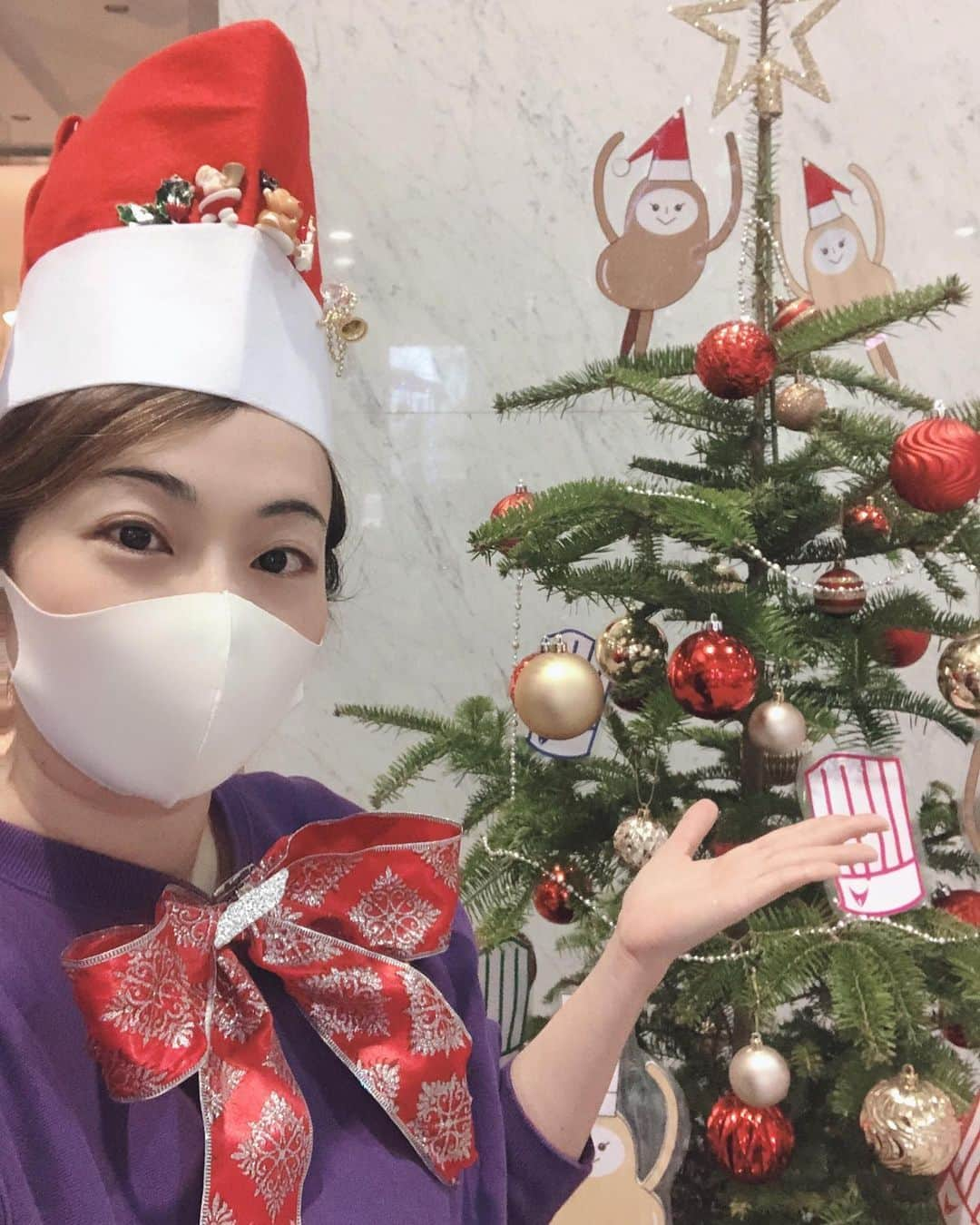 ヨーコさんのインスタグラム写真 - (ヨーコInstagram)「Merry Xmas🎄 ・ ・ ・ 今夜は焼餃子🥟と昨夜の残りのなめこの味噌汁🍽笑  せめて写真だけでもクリスマス感🎄  PR大使をしている新宿調理師専門学校にて🎅🏻 お世話になっている先生たちがコック帽をかわいいサンタ帽に変身させてくれました👩🏻‍🍳✨  早速被っていたら登校してきた学生さんに似合うと褒めてもらったよ🎀  明日は撮影です❣️ 素敵な作品作りができますように😌  #xmas #merrychristmas #eve #クリスマスイブ #クリスマス #イブ #新宿調理師専門学校 #新調 #PR大使 #イズミヨーコ #ヨーコ #ヨーコサンタ」12月24日 23時50分 - y0k0_1108