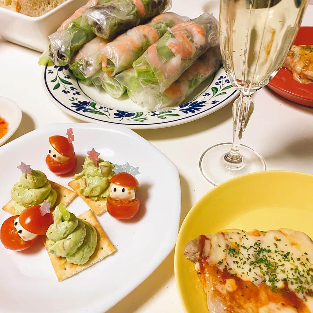 こまけいこのインスタグラム：「なんとなく彩りがクリスマスっぽいね🎄  サンタのはプレートとガトーショコラは娘作。 これに1時間かかってるんだけど…。 家事の手際って経験で覚えるんだね。  非リア充3人で食べました。  歳とってきて生クリームが苦手になってきたので、このぐらいのケーキがちょうどいい。 年末年始は人も多いし物価も高いしほんと嫌い。 普通に過ごしたい。」