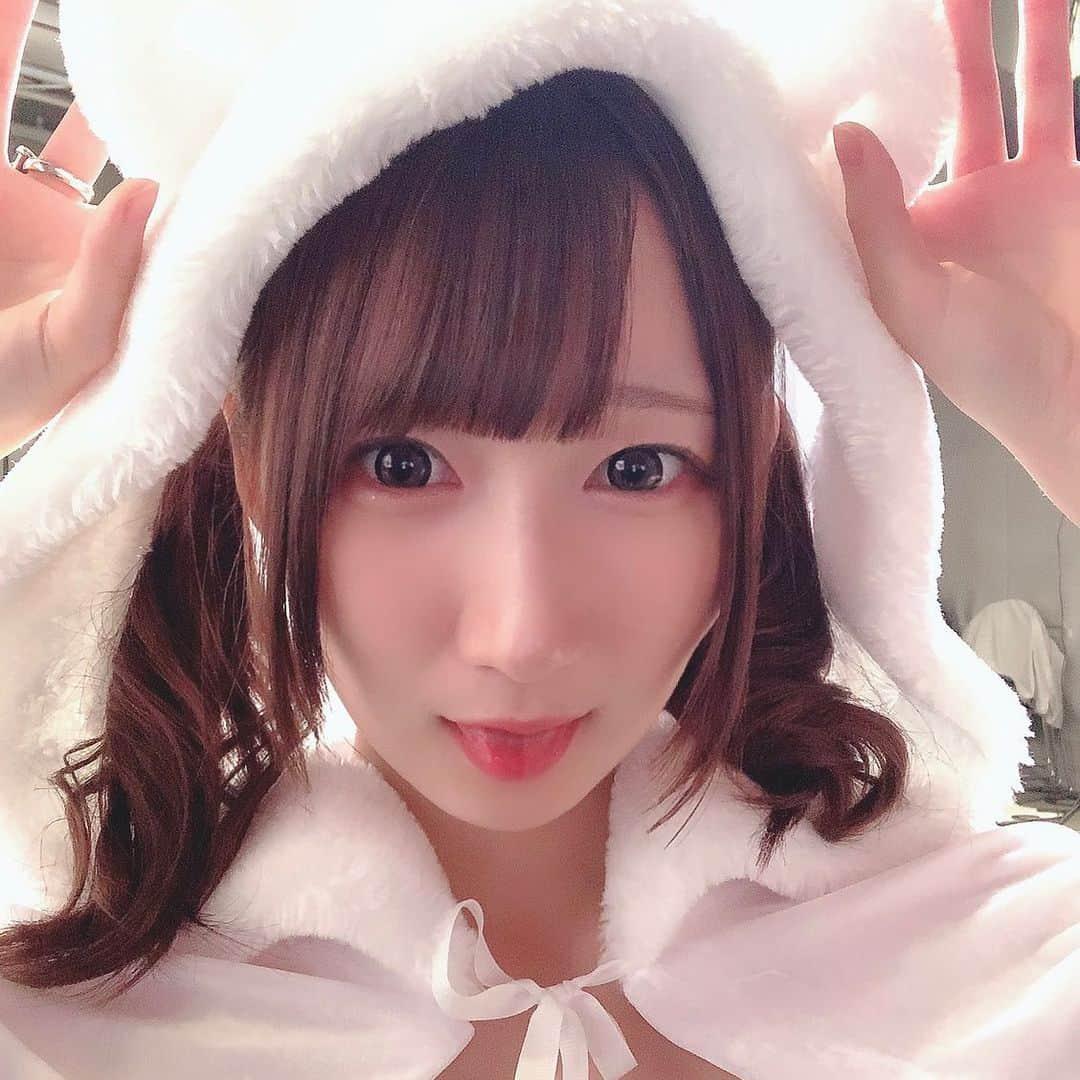 夢乃美咲のインスタグラム：「メリークリスマス🎄 龍が如く極やったりのんのんびよりってアニメ見たりしながらピザ食べてます！ 1人のクリスマスもそろそろ心地よくなってきました🚼 ． 昨日仕事も納めたのであとは年末に向けてのんびりするだけ！みんなはどんなクリスマスをすごしていますか。 ．」