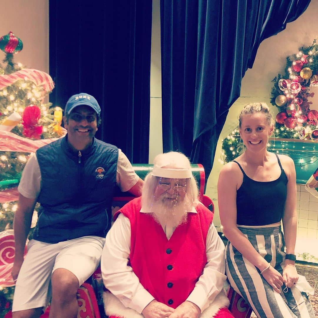 アリソン・リスクのインスタグラム：「Merry Christmas Eve from this trio to you🎅🏼✨🎄got demoted from lap to chair🙄」