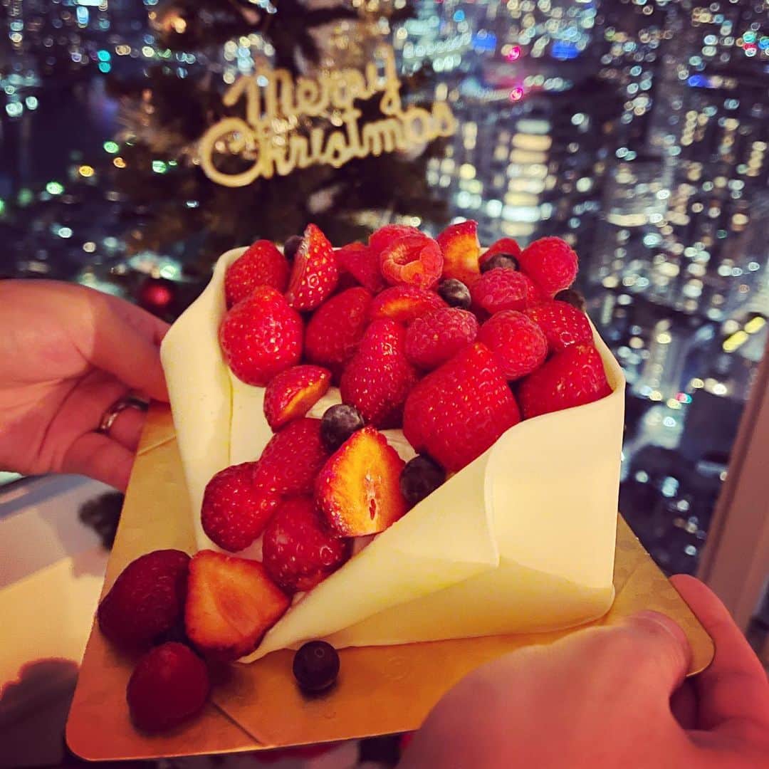 菊池沙都のインスタグラム：「Merry Christmas🎄✨ ケーキは結婚式の時の小さいバージョン🎂❤️  #お家クリスマス #MerryChristmas#メリークリスマス #Christmascake#クリスマスケーキ #CONRAD#conradtokyo  #weddingcake#conradwedding #コンラッド#コンラッド東京 #コンラッドクリスマスケーキ #コロナウイルスが早く終息しますように」