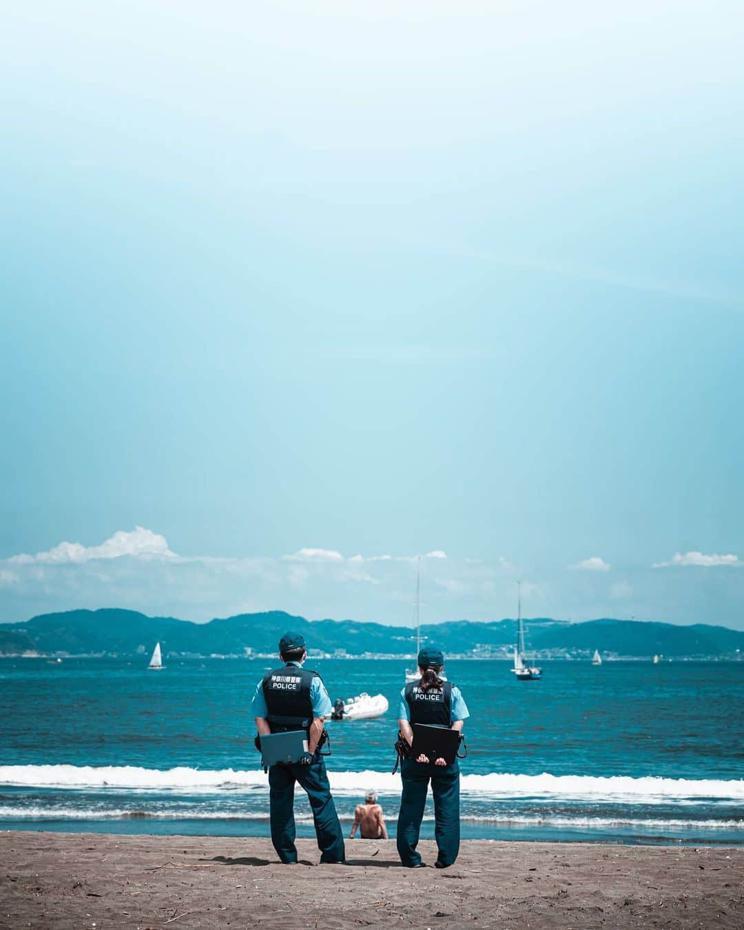 Joshのインスタグラム：「Police want to enjoy joy life too . . . . #japan #japanawaits #japan_vacations #explorejapan #discoverjapan #createexplore #streetclassics #streetgrammer #streetshootjapan #enoshima #警察 #江ノ島」