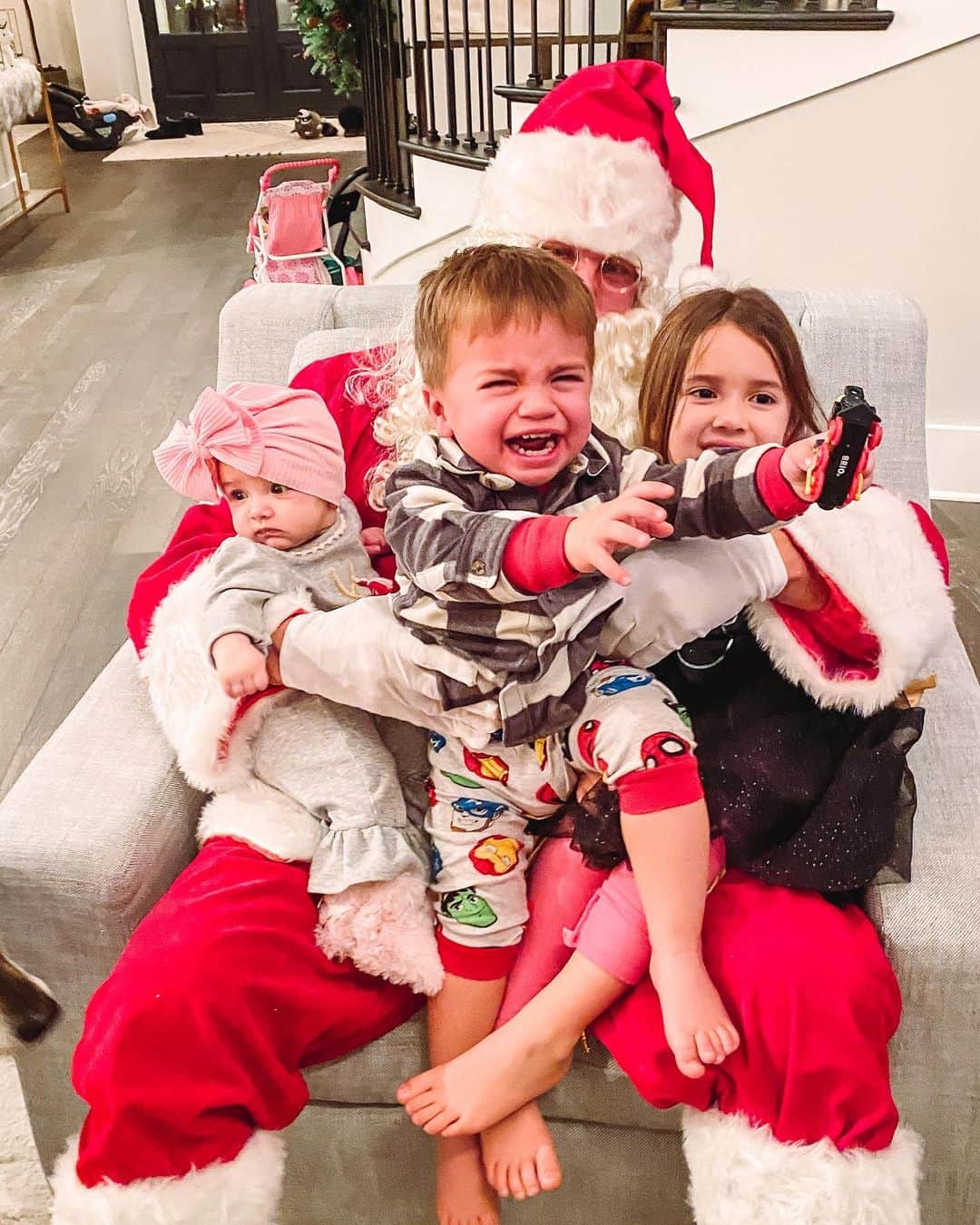ジャナ・クレイマーのインスタグラム：「Well.  Not sure Jace liked Santa. If only he knew it was grandpa Scott 😂. Hoping he’s happy in the morning with what Santa leaves him ;) @jdormady_ @lindafish12」