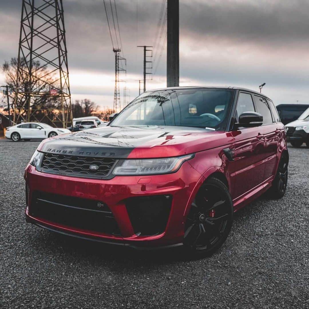 CarsWithoutLimitsさんのインスタグラム写真 - (CarsWithoutLimitsInstagram)「Christmas SVRs available now with @the_rover_boss_ 🌲   #carswithoutlimits #rangerover #svr」12月25日 10時45分 - carswithoutlimits