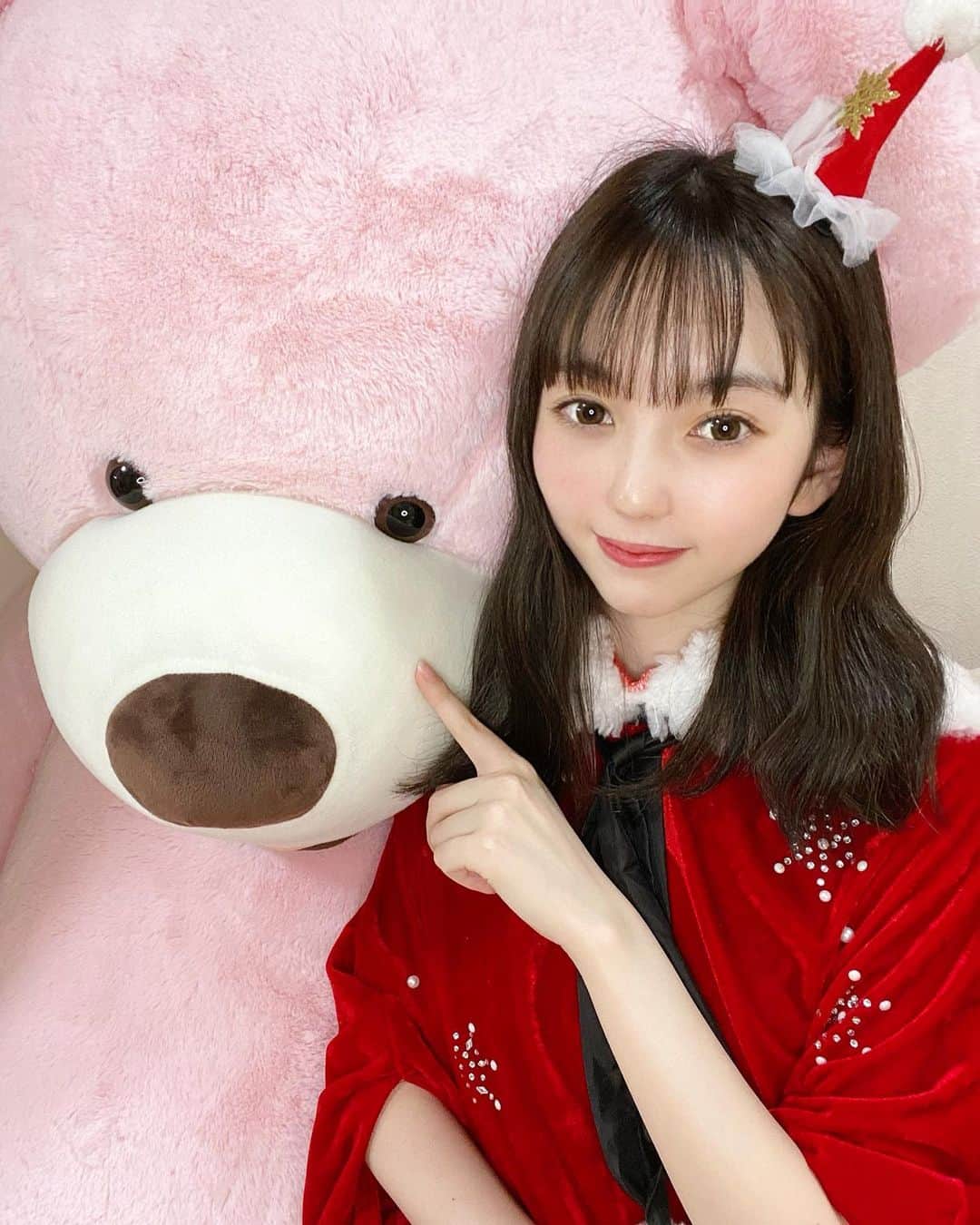 漆畑瑠菜のインスタグラム：「🧸＆🎅🏻  #メリークリスマス#メリクリ#クリスマス #サンタコス#サンタクロース  #カラコンしてみた#クリスマスイブ #イチナナライブ#ライバー #amazon#いつもありがとう#いいね返し」