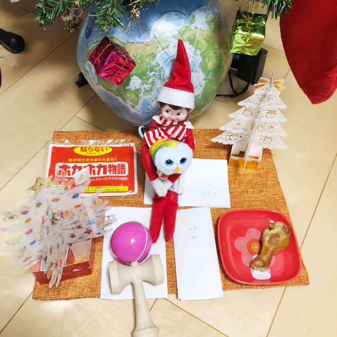 久保田磨希さんのインスタグラム写真 - (久保田磨希Instagram)「サンタさんへの贈り物は、 よそのお家で甘いもの貰ってると思うからということで、 ローストチキン。 そして、けん玉。 寒いだろうからカイロ〔カイロの使い方はエルフに伝授してました❤️〕後はお手紙。 サンタさんはローストチキンを食べて行ってくれました。 こっそり読んだ娘からサンタさんへの手紙には 「私にはいいので、ママとお父さんにプレゼントをあげてください」って書いてあった😭😭 お父さんの為には用意してたけど、ママのは用意してなくて💦 慌ててオヤツを用意💓💓 ありがとう。 良いクリスマスをお過ごし下さいませ〜🎄 #久保田磨希 #クリスマス #クリスマスプレゼント #優しさ」12月25日 10時45分 - maki_kubota1973
