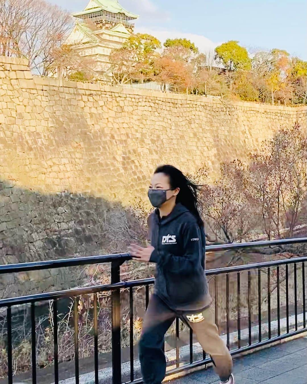 岡本依子さんのインスタグラム写真 - (岡本依子Instagram)「明るくして、目立つようにしてみました^_^  #この坂登れ  #レッドブル  #大阪城  #心臓破りの坂」12月25日 10時46分 - yorikookamoto