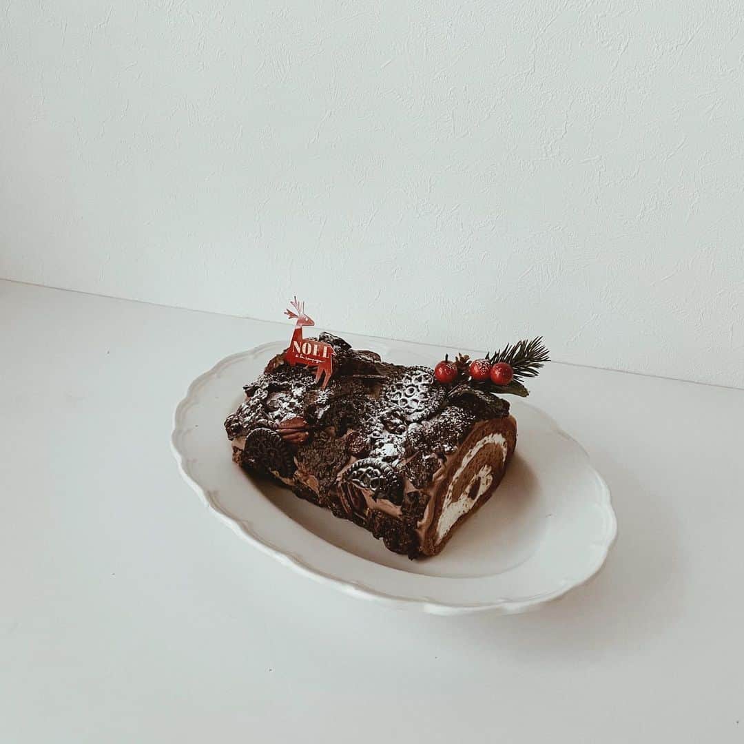 yuiのインスタグラム：「Christmas cake.  今年はブッシュドノエルだよ🎂」