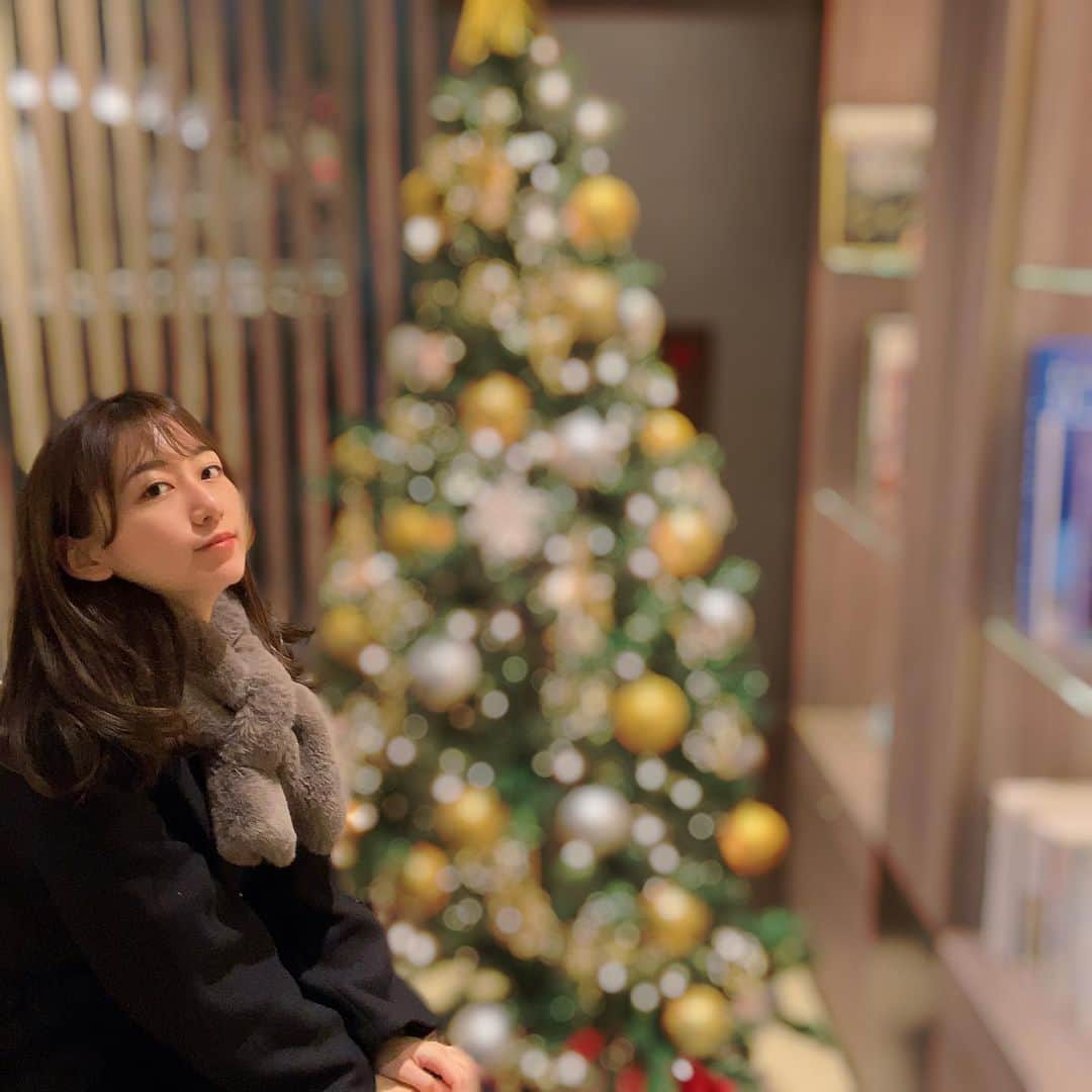 大須賀あみさんのインスタグラム写真 - (大須賀あみInstagram)「🎄﻿ ﻿ Merry Christmas🎅﻿ ﻿ 私はなんの変哲もない日常を過ごしました！﻿ ﻿ 去年のクリスマスは旅行に行ってとても楽しい思いをしたので思い出に浸りつつ、﻿ クリスマスは今後も2年に1回ゴージャスに過ごすのでも良いかも？？！﻿ なんて思いました☺︎笑﻿ ﻿ 毎年ゴージャスに過ごせたらそれが1番ですが💸﻿ ﻿ みんなはクリスマス何かするの？🎂﻿ ﻿ ﻿ #何もしないクリスマス  #zarawomen #zaraコーデ #モノクロコーデ #ブラックコーデ」12月25日 10時47分 - osugaami_official