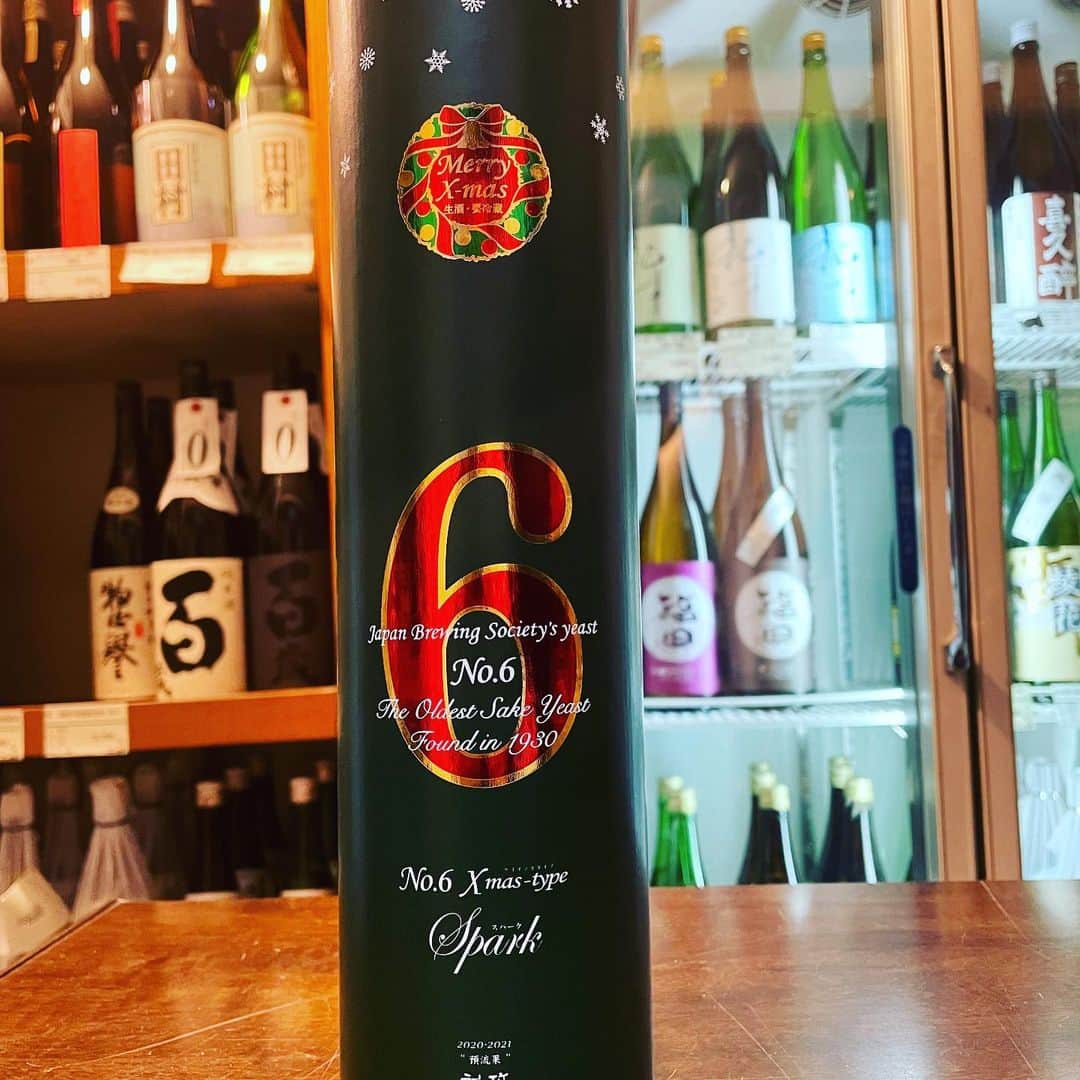 宮田麺児のインスタグラム：「クリスマスに正月 日本酒の準備はバッチリ。  #新政#クリスマス#No.6#山形政宗#日本酒#金箔#正月」