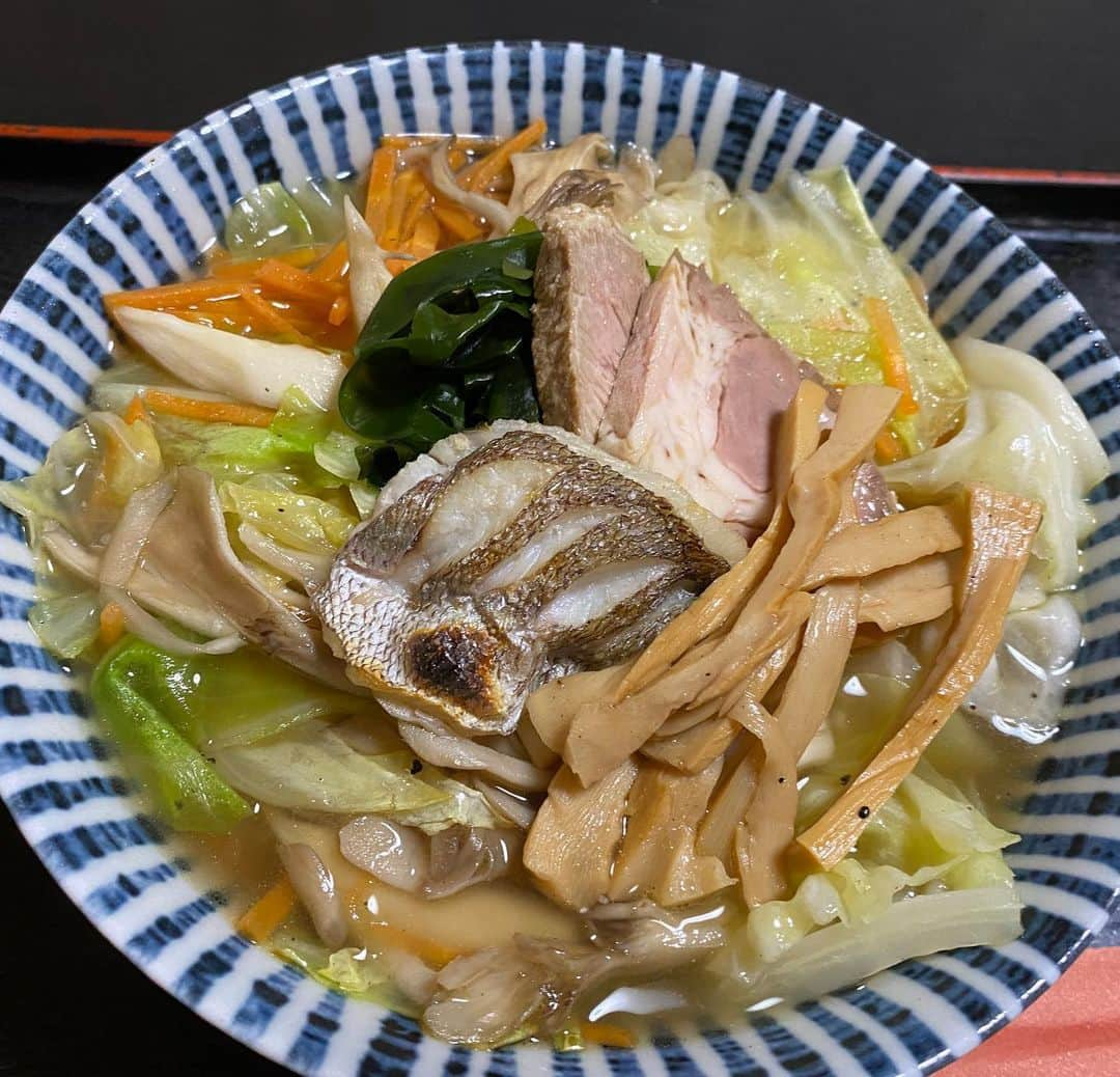 三浦友加のインスタグラム：「🐟#トトタベローネ庄内浜　 https://tototabelone-shonai.jp/  鯛だし麺　ご紹介🍜  21店舗目　  魚亭　岡ざき　（さかなてい　おかざき）さん  「庄内産の天然鯛と舞茸のラーメン」770円  今回は、庄内浜で漁師をされ、その後お店を持ち、ご家族ぐるみで代々、地元の方から著名人、数多くの方に愛され続ける海鮮居酒屋さんへ！  「夜、呑んだ後の〆の一杯として食べて頂きたい」 そんなイメージの鯛だしラーメンがご登場！！  スープは鯛の焼き干し、煮干し、鯖節、あごだし、昆布、藻塩など海の幸をたっぷり使用。 隠し味に地元鶴岡の鷲田さんの醤油もひとまわし。  トッピングは、強火で炒めたキャベツとにんじん・舞茸の野菜炒めに、こんがりふっくら焼いた天然鯛の塩焼き、自家製の厚切りチャーシュー、わかめ、メンマ、と麺が見えなくなる程、具だくさん！  鯛と舞茸がふんわり薫る栄養満点の優しいスープと、様々な旨みがちぢれ麺にからみつき至福のひととき。 食べた後、思わず寝転びたくなる、岡崎さんのくつろぎの空間。 岡崎さんの皆様、大変ありがとうございました！！  ファミレスよりメニューの数が豊富、 そして個室も多く、数々の著名人も多く訪れている鶴岡の名店。  これからの季節、オススメ情報として、 「鶴岡で穫れるあんこう、最高に美味しいですよ！」との事です。 鍋に、煮付けに、旨みとコラーゲンもたっぷり、美味しくて身体も温まるそうです。  大人気の海鮮丼など、多数メニューのテイクアウト、宅配もご対応との事です。 是非ご利用下さいませ！！  0235-25-0086 山形県鶴岡市美咲町2-46 営業時間: 11:00～21:00(ラストオーダー20:30) 定休日:月曜日(祭日の場合は火曜日) Web:http://www.sakanatei-okazaki.com/ 1月7日木曜日まで、夜19時より提供  #魚亭　 #岡ざき　 #庄内産の天然鯛と舞茸のラーメン #トトタベローネ庄内浜 #庄内浜の鯛だし麺 #海と日本」