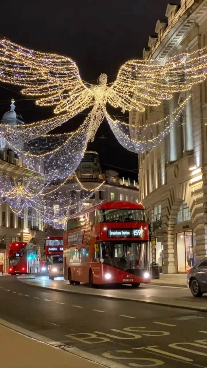 KUNIKAのインスタグラム：「Merry Christmas from London lights 2020🎄💫  再び訪れるロックダウンの前に巡った今年のロンドンクリスマスデコレーション。 まだまだ行きたいところは沢山あったのですが、今年は我慢です。 来年に期待!🎄  皆さまはどんなクリスマスを過ごしますか？ 私はおうちでクッキー焼いて、まったりゆっくり過ごします🫖 素敵なクリスマスをお過ごしください🎄」