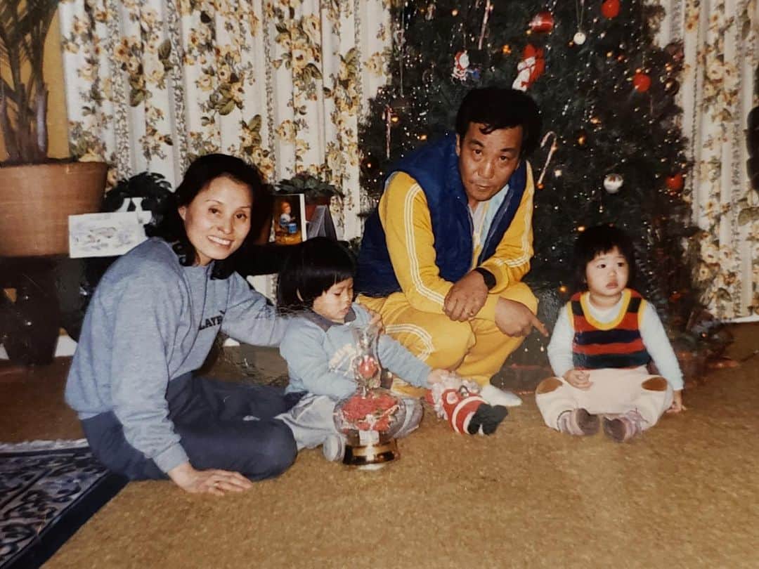 ジェイミー・チャンのインスタグラム：「Merry Christmas from the Chung family circa 19eightyforever ago.」