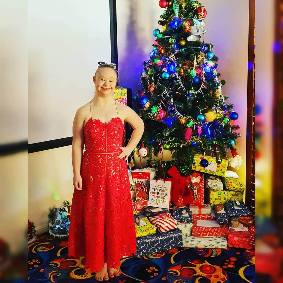 マデリン・スチュアートのインスタグラム：「Merry Christmas everyone,  I hope you have an amazing holiday with all your loved ones. I love you all 🎁🎀🎄」