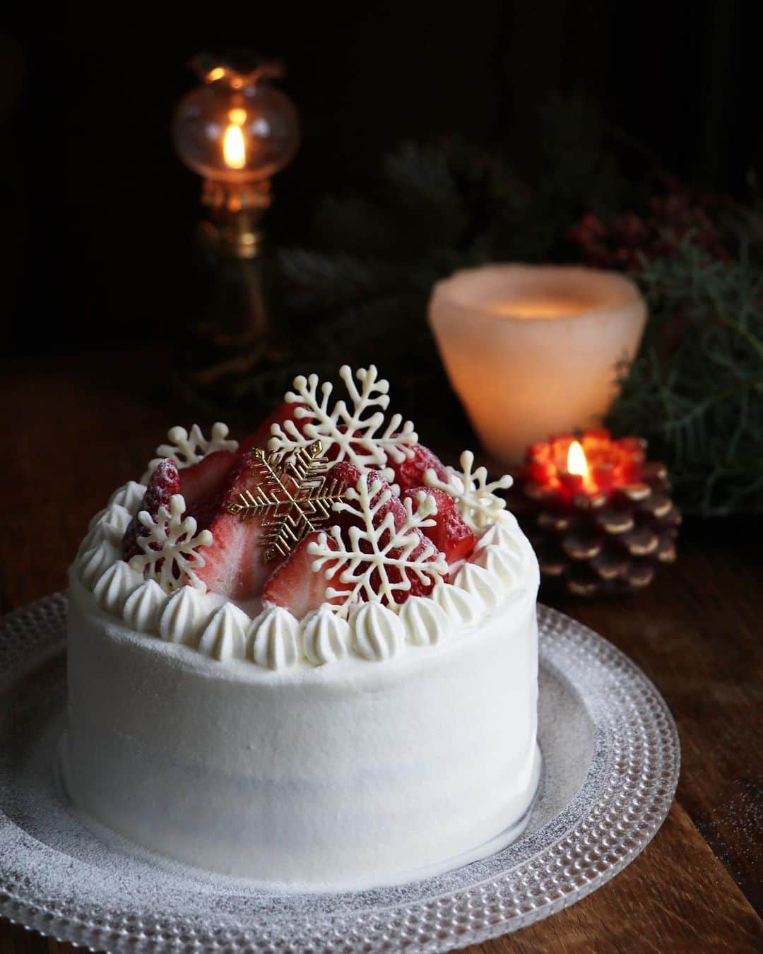 komugiのインスタグラム：「2020.12.25 . おはようございます。 . 昨日は、苺のケーキを作り それぞれ暮らす母達と頂きました。 冬至からの1週間を残しておきます。 . あたたかなひとときが どうか皆さまのご家庭にも訪れますように、 どうぞ素敵な週末、クリスマスをお過ごし下さい。 . #クリスマスケーキ　#いちごのショートケーキ #スタッフドチキン #リメイク #チキンドリア #鶏がらスープ #冬至 #かぼちゃプリン #おうちごはん」