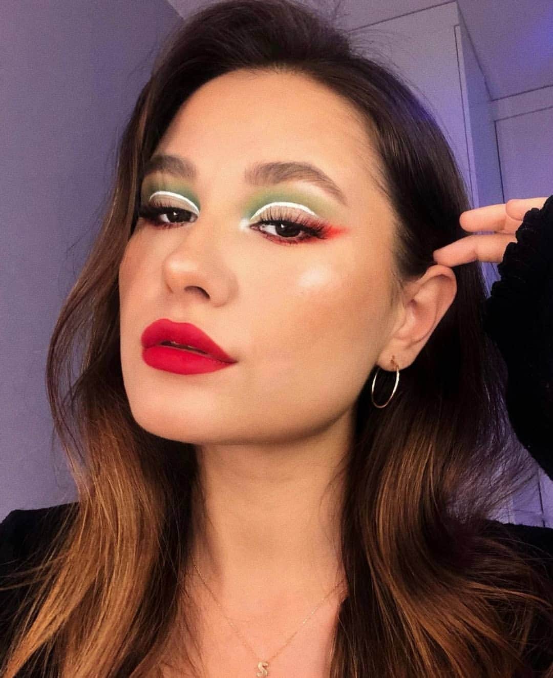 the Balmさんのインスタグラム写真 - (the BalmInstagram)「Full Christmas glam by @makeup.senna, pop of Mary-Lou Manizer on those cheek bones 👀❤️  #thebalm #thebalmcosmetics #holiday #beauty #cleanbeauty #gift」12月25日 9時17分 - thebalm
