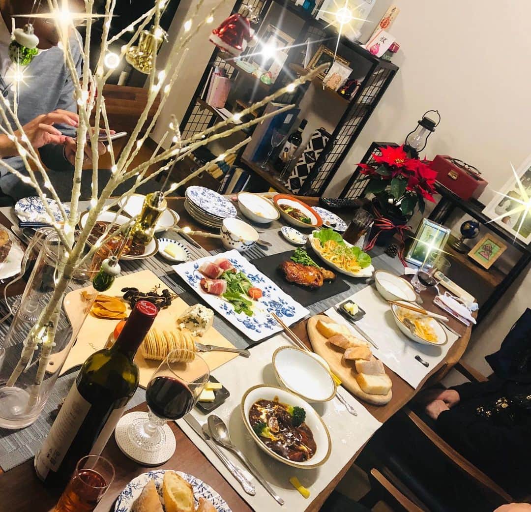 月央和沙さんのインスタグラム写真 - (月央和沙Instagram)「昨日は 家族でクリスマスイヴ🎄 ディナー👆🏻✨ . #2020クリスマスイヴ #ビーフシチュー #バケット #生ハムとクリームチーズトマト #ローストチキン #ブルーチーズとクラッカー #ハムと野菜のエスニックサラダ #褒められると #調子にのるタイプです」12月25日 9時29分 - kazusa_tsukio