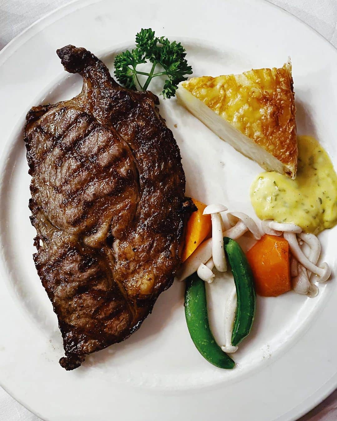鄭碧瑩のインスタグラム：「It’s always satisfying and cozy here with the warm attention from Mr. Poh. Merry Christmas! . . . #christmas #christmaseve #european #sgrestaurant #sgfood #sgfoodies #vsco #vscofood #vscocam #christmasishere」