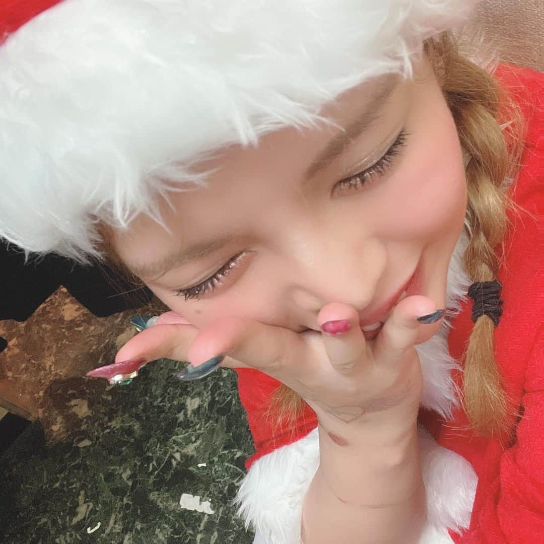 坂口杏里のインスタグラム：「メリークリスマス🎅🎄 私はお店で潰れて爆睡し、 2時間ほど前まで ミーティングしていました！！ 昨晩もたくさん飲んだね、 坂口っちゃん。 本日13:00〜18:00まで BARカシェットで 働きの 21:00にはclub  SLOW 出勤です！ とりあえず２時間ちょい 仮眠します❤️ 私は元気に毎日楽しく 働かせていただいてます！」