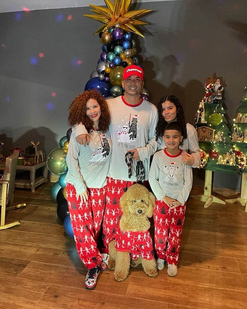 ウィジンのインスタグラム：「FELIZ NAVIDAD 🎁🎄 bendiciones para todos 🏆」