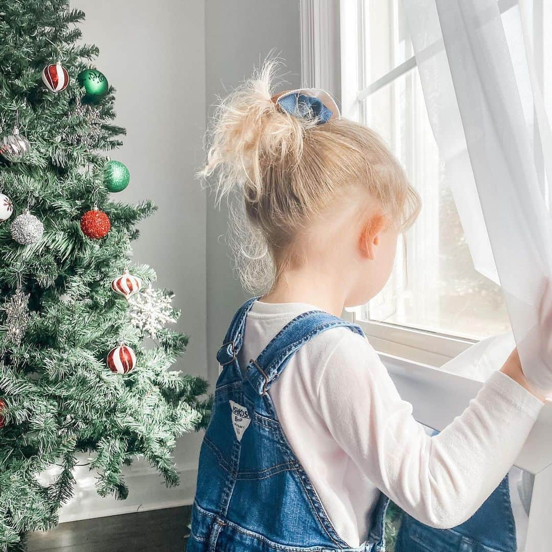 オシュコシュさんのインスタグラム写真 - (オシュコシュInstagram)「One more sleep 'til Christmas! Drop a 🎄 below if your #oshkoshkids can't wait for 🎅 #christmaseve #santaiscoming 📷: @thistleandpearls」12月25日 9時24分 - oshkoshkids