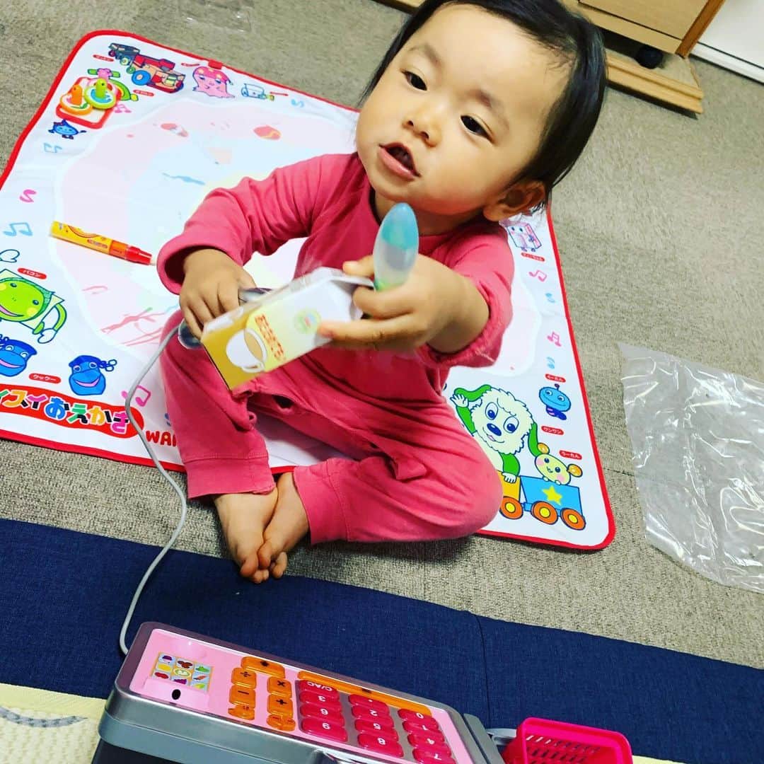 アクア新渡戸さんのインスタグラム写真 - (アクア新渡戸Instagram)「💕🎁🎄 MerryX'mas 🎄🎁💕  十亜にサンタさん🎅🏻がやってきた❗ 朝起きてスタスタスタスタ🚶‍♀️👣👣  ツリーの下に十亜の欲しかった おもちゃが🎁❗❗  十亜大喜び😁  良かった良かった💓💓💓💓 来年もサンタ🎅🏻さんが 来てくれますように😉  #さんたからのプレゼント  #つりーの下には  #娘喜ぶ🙌  #さんたさんありがと🎅🎁」12月25日 9時28分 - amiaquanitobe
