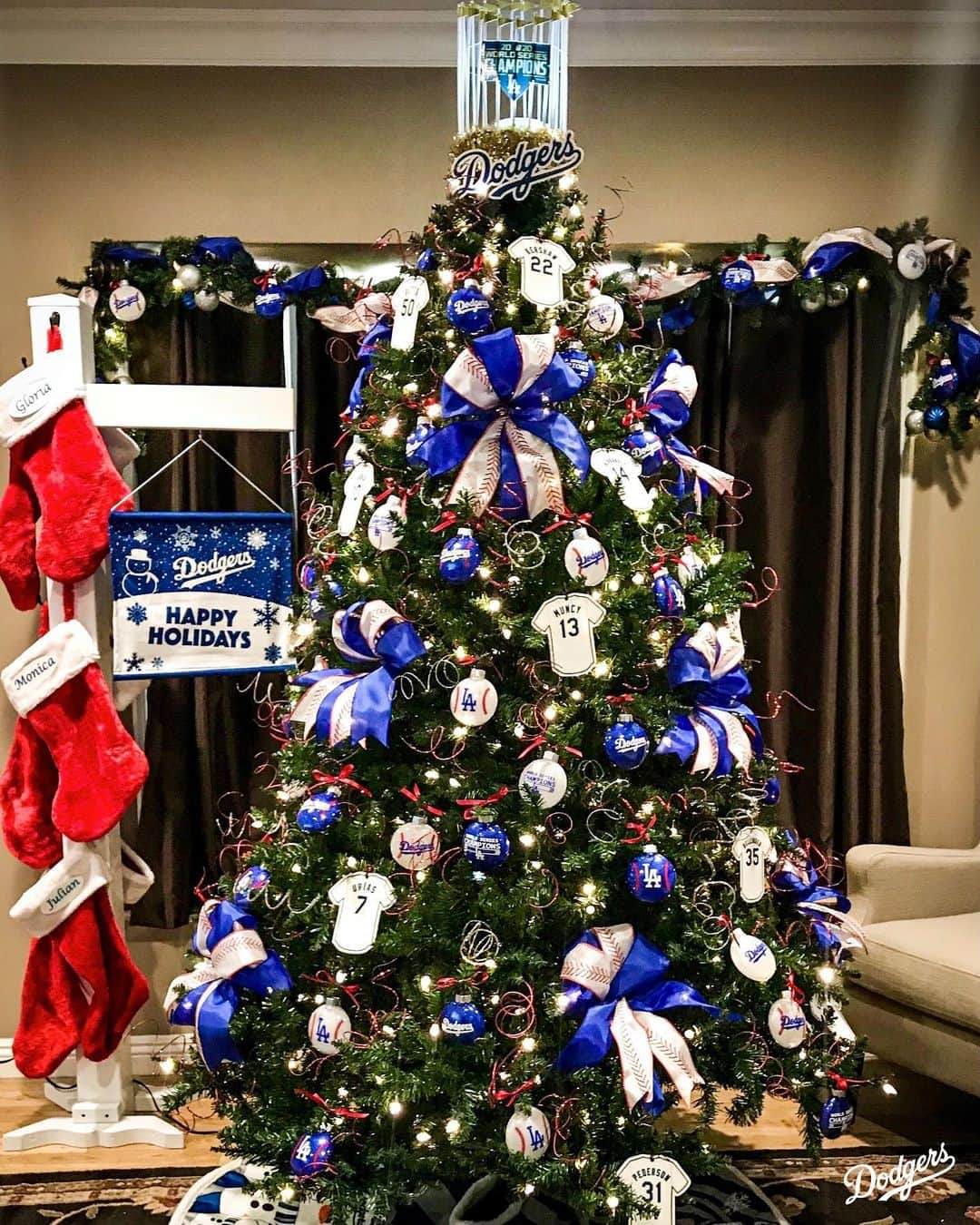 Los Angeles Dodgersさんのインスタグラム写真 - (Los Angeles DodgersInstagram)「Holiday season, but make it Dodger-themed.」12月25日 9時39分 - dodgers