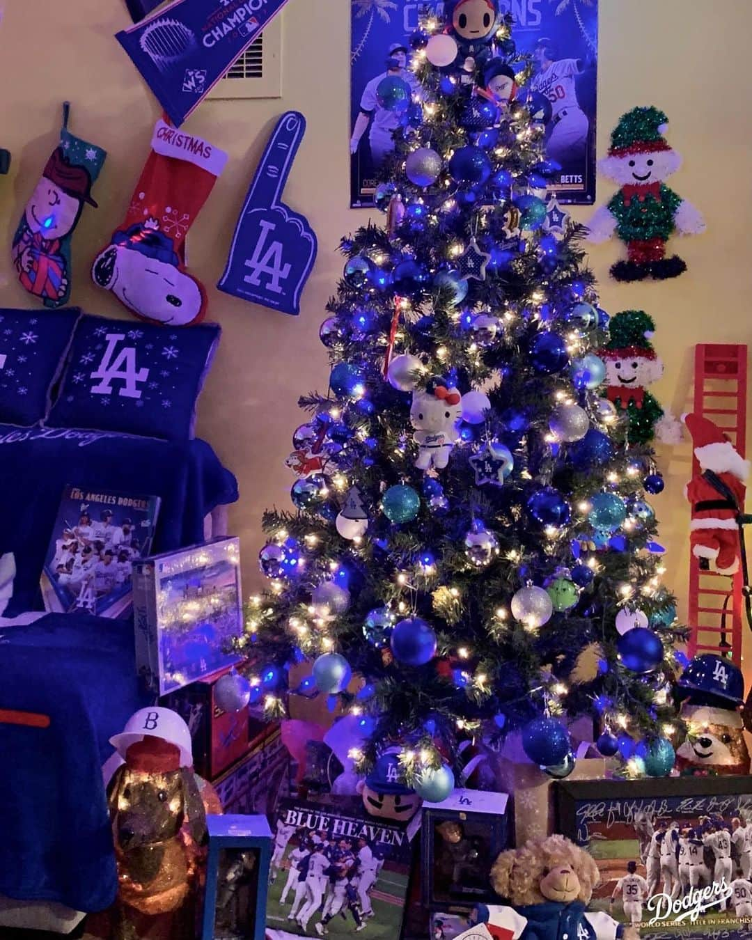 Los Angeles Dodgersさんのインスタグラム写真 - (Los Angeles DodgersInstagram)「Holiday season, but make it Dodger-themed.」12月25日 9時39分 - dodgers