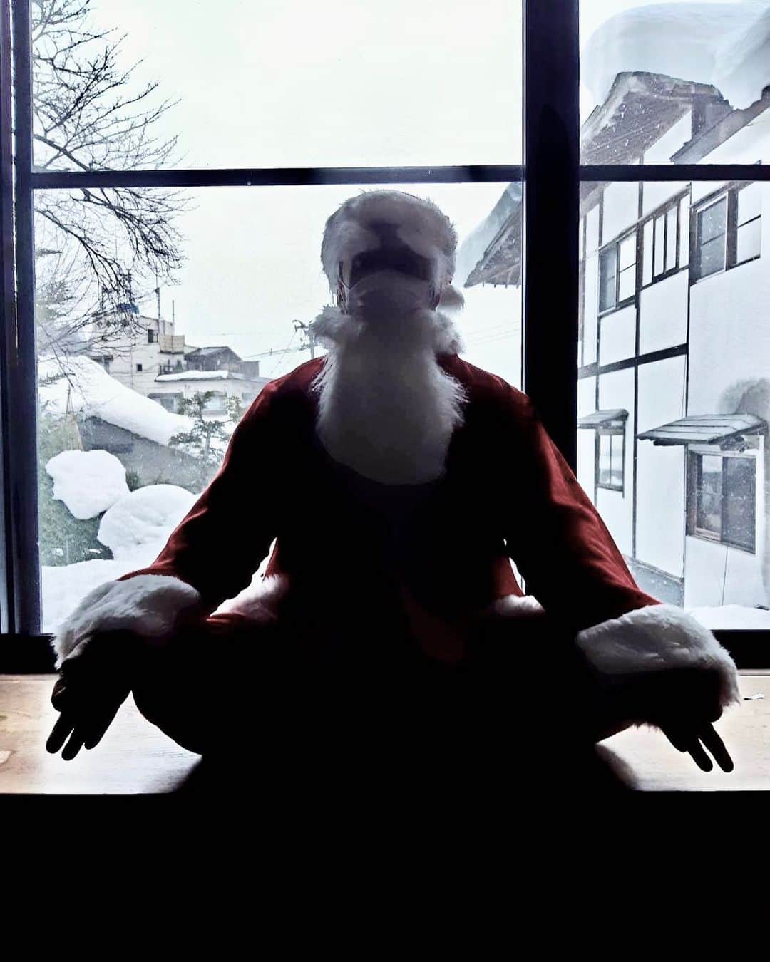Ken Harakumaのインスタグラム：「❣️Merry Christmas❣️ 静かに過ごすクリスマス🎄🎅🤶🧑‍🎄 @international_yoga_center  @iyc_jinbocho  #クリスマス  #ヨガリトリート  #山形  #米沢 #瞑想」
