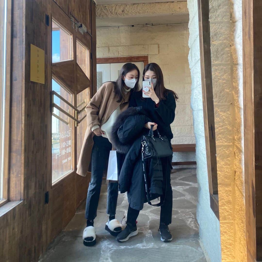 郭珉整のインスタグラム：「오늘도 난 열심히🏃🏻‍♀️ . . #발가락다쳐서 #신발못신음 #패션의완성은 #슬리퍼」