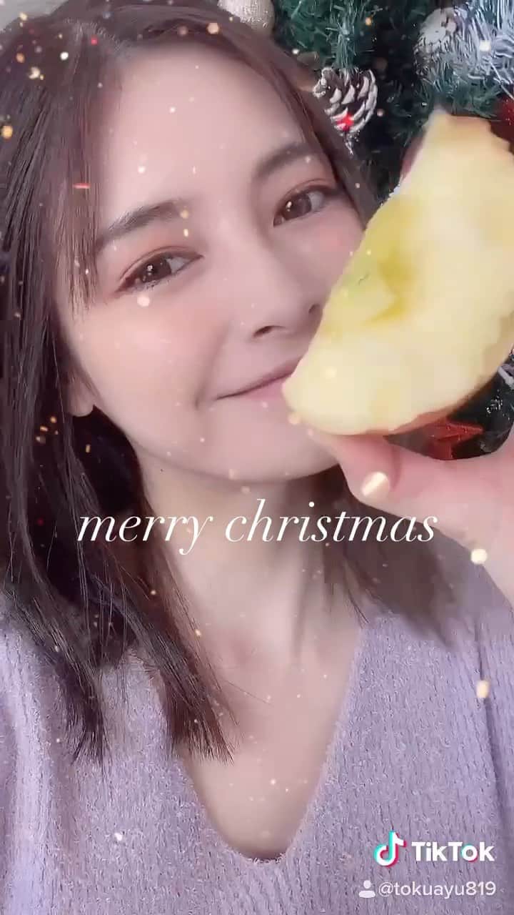 のインスタグラム：「メリークリスマス🎄❤️ みんなサンタさんきた？🎅 ・ りんご毎日1個食べてます♡ 全然関係ないけど🍎 ・ ・ ・ ・ ・ ・ ・ ・ ・ ・ ・ #メリークリスマス#サンタさん#サンタ#クリスマスプレゼント#クリスマスツリー#クリスマス#プレゼント#ツリー#りんご#フルーツ#ヘルシー#朝ごはん#赤#得あゆ#インスタグラビア#ナチュラルメイク#ダイエット#パジャマ#寝起き#fruits#apple#santa#christmas#tiktok#japanesegirl#santa#christmaspresent」