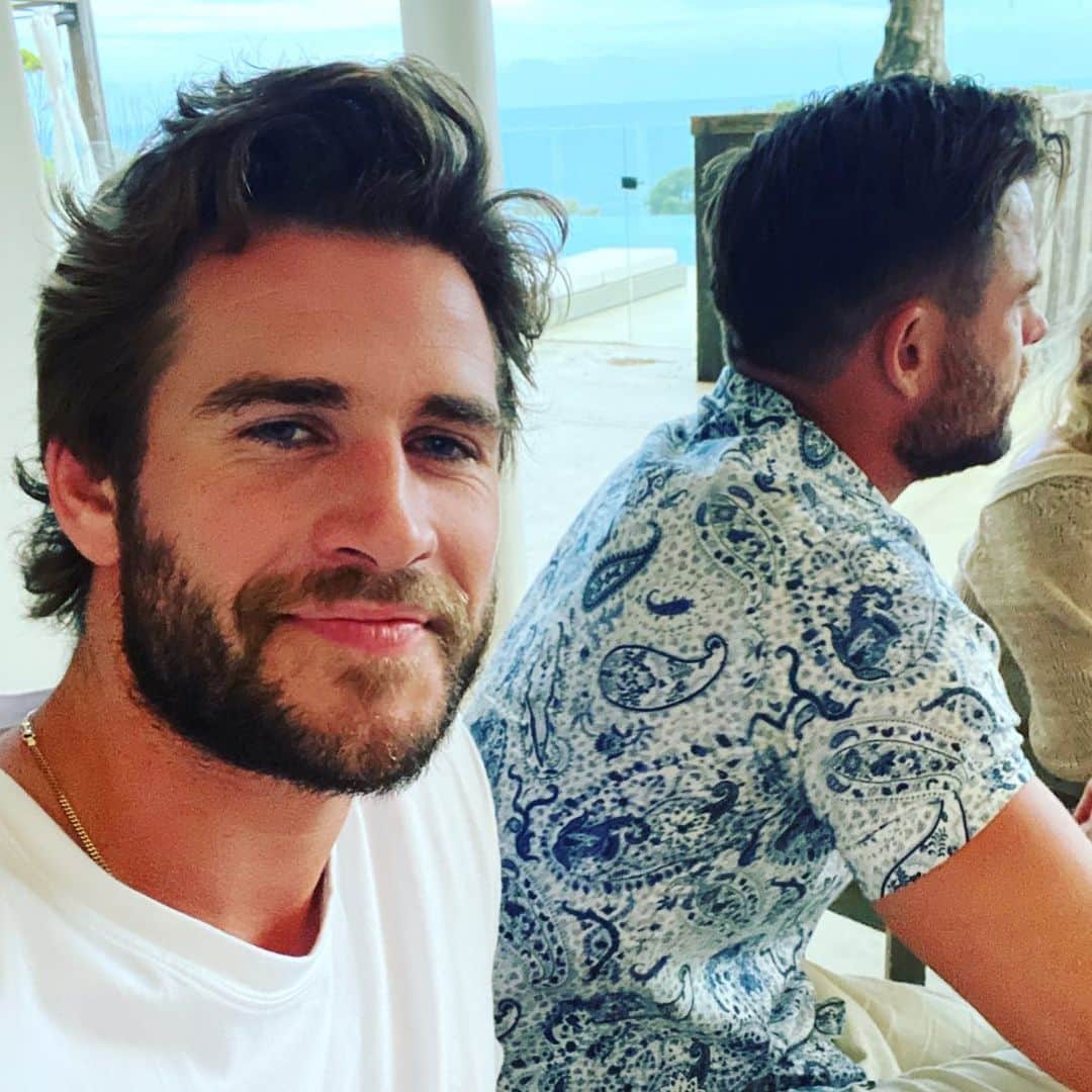 リアム・ヘムズワースのインスタグラム：「Merry Christmas everyone! Lots of love. Enjoy your time with family and friends. Great conversation with  @chrishemsworth ...」