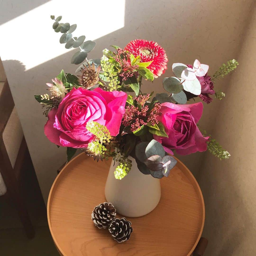 福田葉子さんのインスタグラム写真 - (福田葉子Instagram)「昨夜夫が買って帰ってきたお花。何何⁉︎誕生日でもないのにどした？とびっくり&歓喜。「いやなんとなく」。私があまり買ってこないフーシャピンクの薔薇、さすがロマンチストだぜ！ #flowers #husband #rose #pink #merrychristmas #お花　#夫　#薔薇　#ピンク　#クリスマス　#花のある暮らし」12月25日 9時37分 - yoyoyokoko