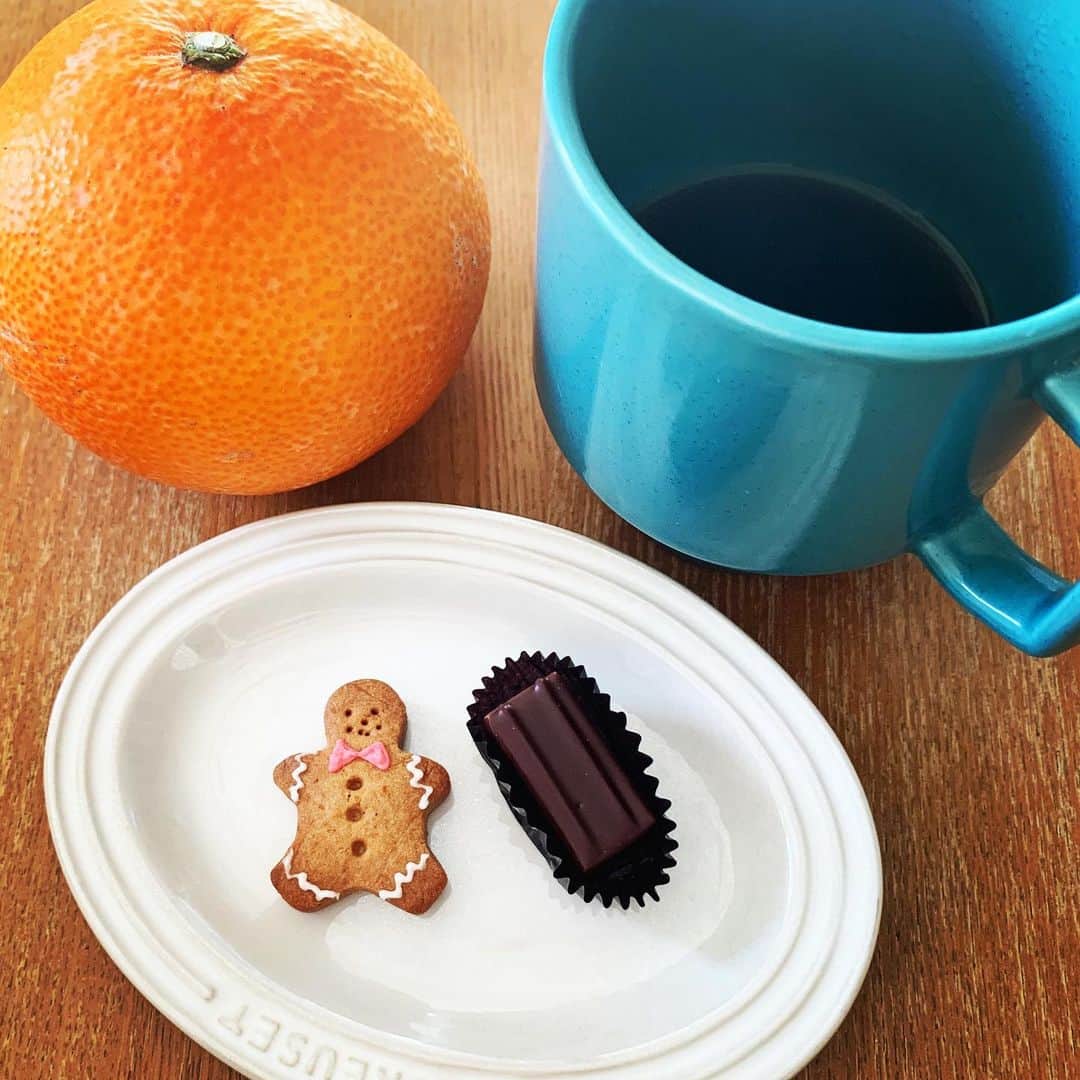 梅津有希子さんのインスタグラム写真 - (梅津有希子Instagram)「朝おやつ。「なんつースタイリングだよ！」と言われる。ジンジャーマンクッキーと和光のチョコレートと紅まどんなだよ！　メリークリスマース🎅🎄#クリスマス #朝おやつ #紅まどんな #和光 #チョコレート」12月25日 9時47分 - y_umetsu