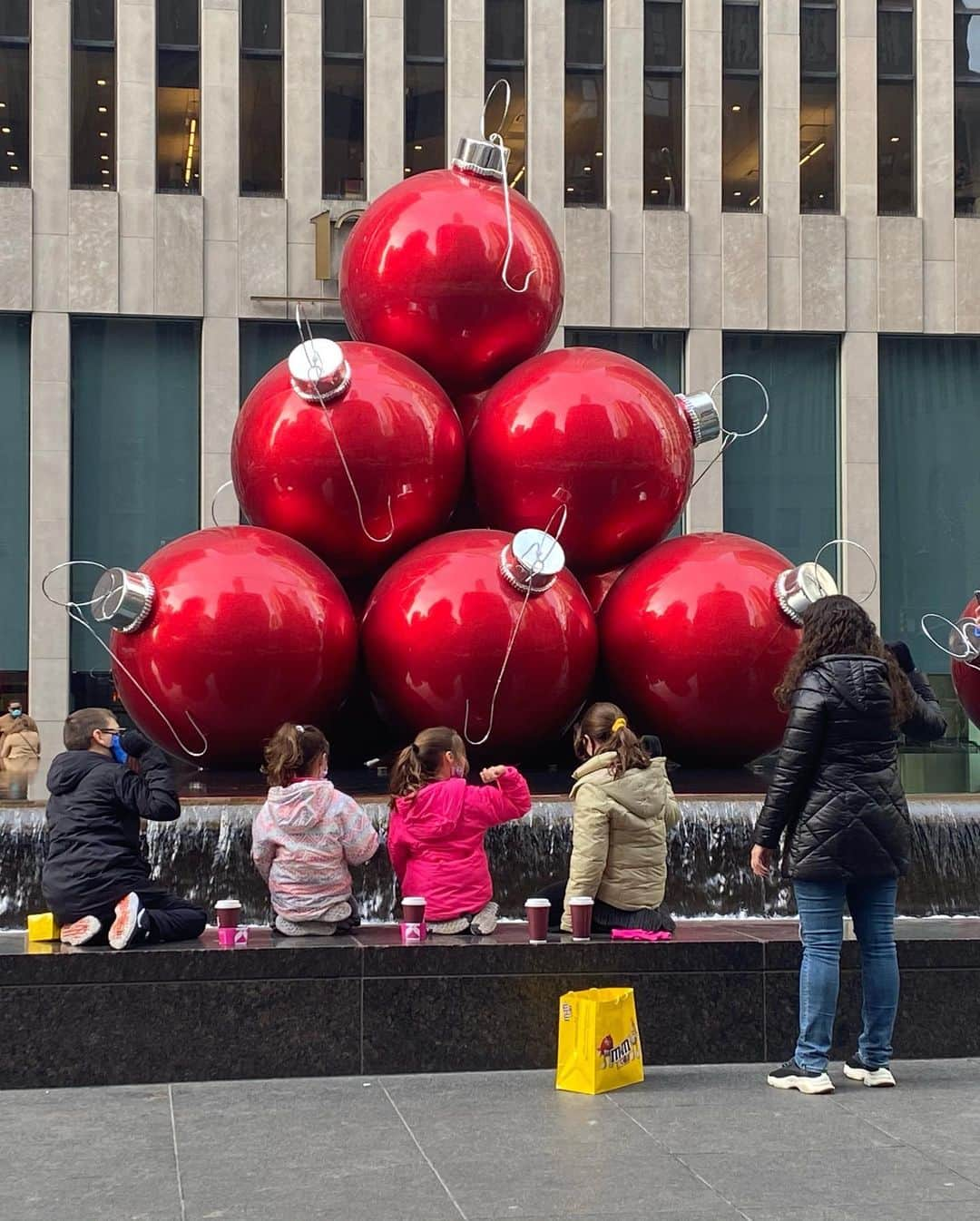 TBS「ビジネスクリック」さんのインスタグラム写真 - (TBS「ビジネスクリック」Instagram)「【本日のNY便り🗽🇺🇸】 〜#🎄MerryChristmas🎄　〜  #ロイター　の #我謝京子　さんから #NY🇺🇸 の #Xmas ムード満載の💓 写真が届きました😍  今年はいつもと違う #silentnight 🎄❄️ 来年は穏やかな#Xmas に なりますように。。。  #ThomsonReuters #RockefellerCenter #tbs #TBS #ビジネスクリック #businessclick #ビジクリ」12月25日 9時40分 - business_click