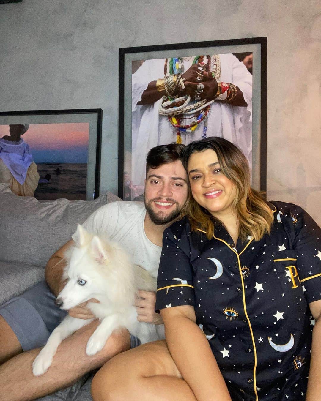 Preta Gilのインスタグラム：「Não estar com os nossos familiares e amigos nessa noite e o verdadeiro espírito Natalino, um sacrifício pelo bem de quem amamos!!! Que o menino Jesus renove nossa fé e esperança em dias melhores !!! Se cuidem, são nossos votos né @rodrigogodoy_ !!!! 🎅🏾❤️ #mozis4ever #stephousemozis」