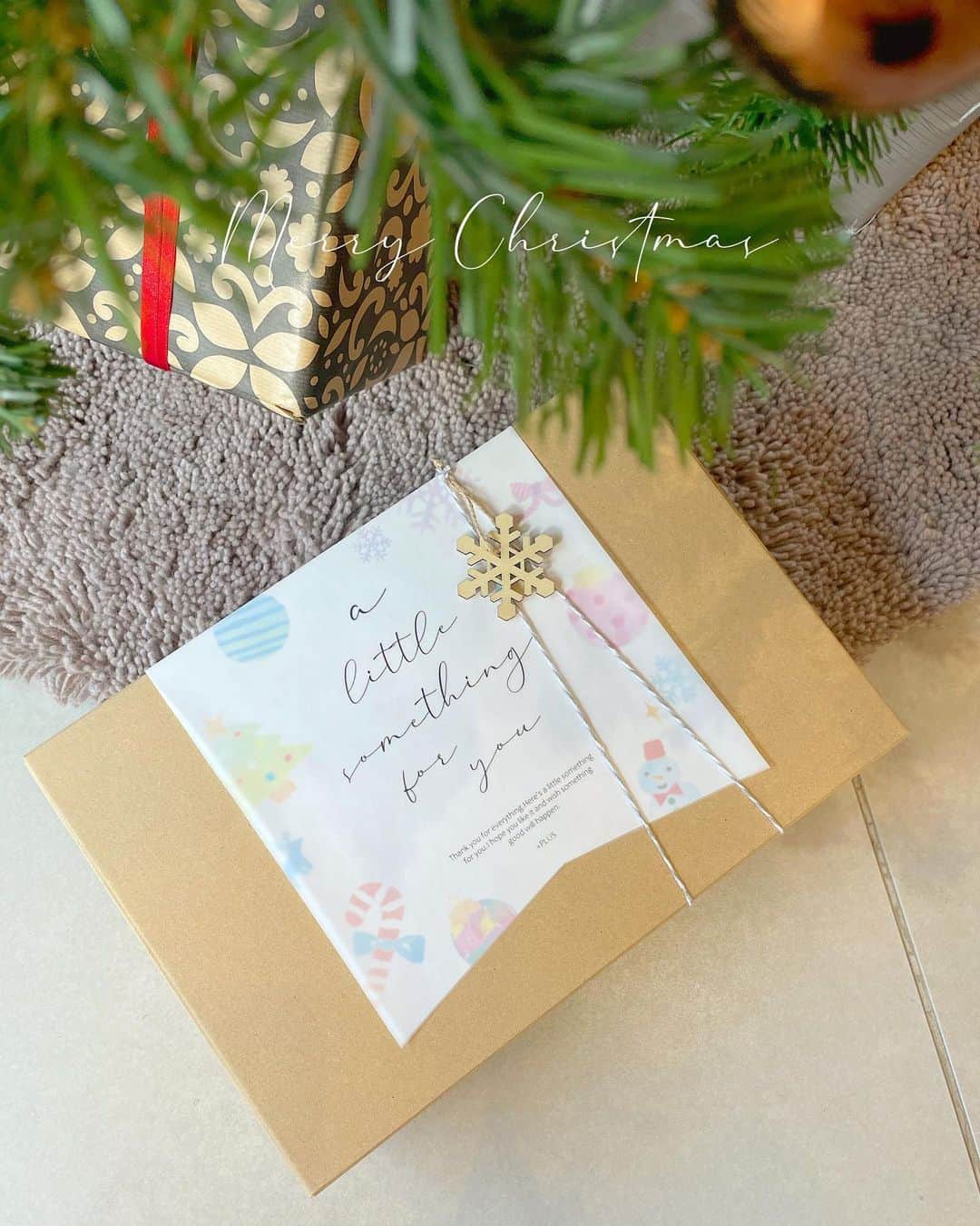 ＋PLUS（プラスショールーム）さんのインスタグラム写真 - (＋PLUS（プラスショールーム）Instagram)「＼Merry Christmas／﻿ ﻿ 今日はクリスマス。﻿ +PLUSにディスプレイしている大きなもみの木のクリスマスツリーの下にも、たくさんのプレゼントが。。。♡﻿ ﻿ 可愛くてユニークな文房具は、クリスマスパーティーのプチギフトなどにもおすすめです♪(本日まで、クリスマスラッピングも承っております！)﻿ ﻿ みなさま、素敵なクリスマスをお過ごしくださいね🎄﻿ ﻿ #クリスマス#Christmas#ツリー#サンタ#プレゼント#プレゼント交換#ホームパーティー#ラッピング#ギフト#文具#手帳#デコラッシュ#プチデコラッシュ#デコラッシュアンバサダー」12月25日 9時48分 - plus_style.yebisu