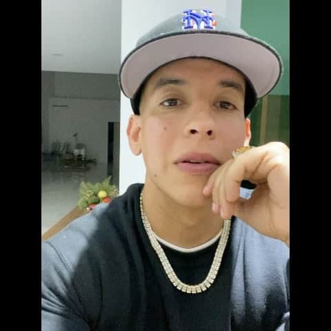 のインスタグラム：「Entra a mi canal @youtube /Daddyyankee y disfruta de #Corona y luego de la 3era parte de mi concierto #dy2k20 para que disfrutes en familia de este gran cierre 🎄 Feliz Noche Buena!」