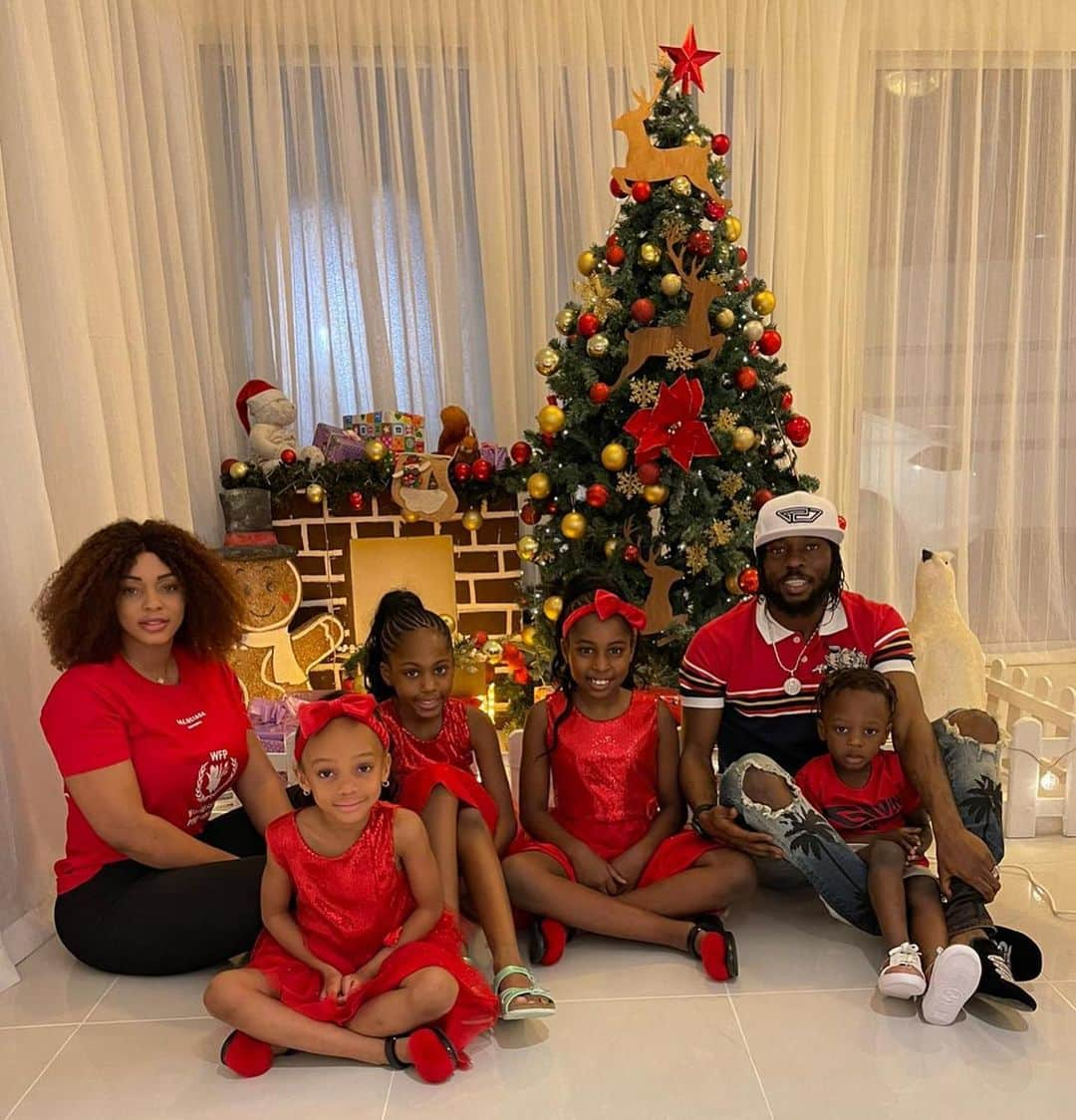 ジェルヴィーニョさんのインスタグラム写真 - (ジェルヴィーニョInstagram)「I wish you all and your family a merry Xmas 🎄   ______________________________________  #christmas  #christmastree  #team225  #teamg27  #peace  #2020」12月25日 9時52分 - gervinhofficial