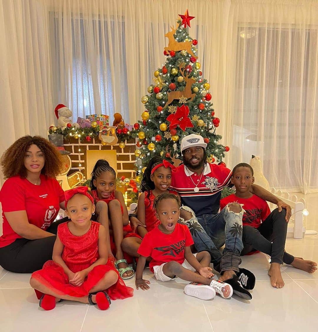ジェルヴィーニョのインスタグラム：「I wish you all and your family a merry Xmas 🎄   ______________________________________  #christmas  #christmastree  #team225  #teamg27  #peace  #2020」