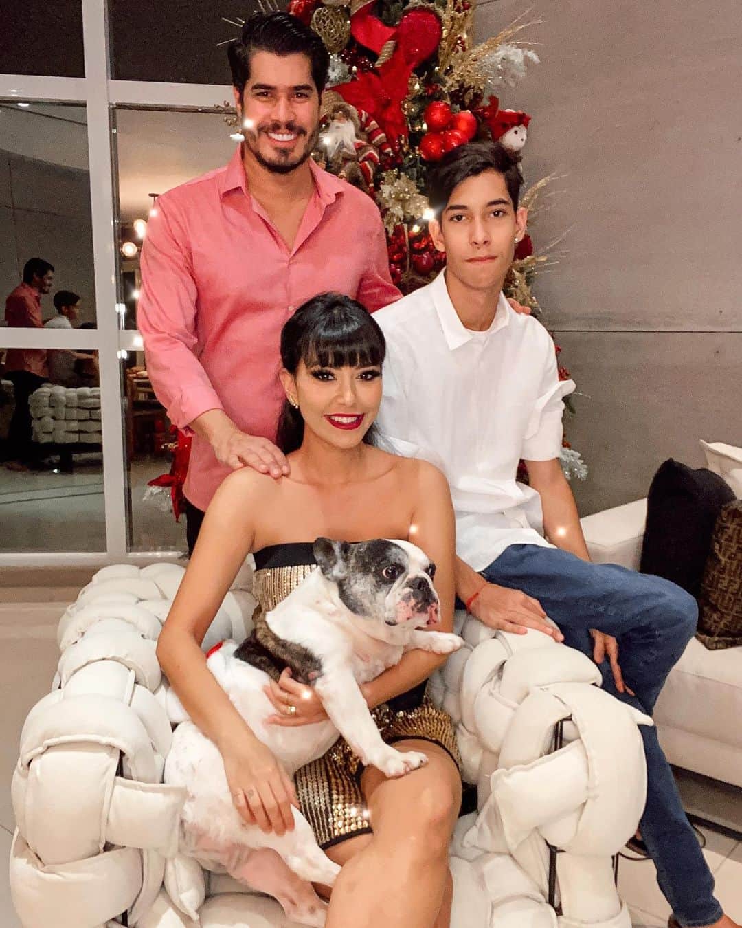 Gabriela Salesのインスタグラム：「Agora sim, aquela foto de todo ano que não pode faltar! Amo vocês mais que tudo! Minha #Ricasfamily ❤️❤️❤️  _ #NatalRica」