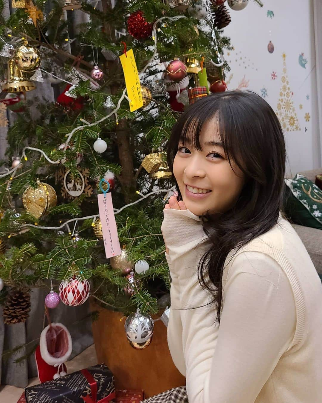 【公式】TBS火曜ドラマ「この恋あたためますか」のインスタグラム：「皆さん、メリークリスマス!!🥳🎄今日は追あたするのに一番最高の日なのではないでしょうか☃️❄  #恋あた  #この恋あたためますか #森七菜  #皆さんもサンタさんにお願いを叶えてもらいましょう #メリークリスマス  #merrychristmas」