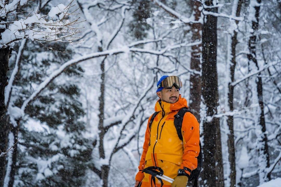田村幸士のインスタグラム：「. Have Yourself a Merry Little Christmas! . みなかみ町で初滑り！！ 東京から2時間以内でこの雪。 スキー場オープン日に”ももパウ”なんてなかなかない。 今シーズンは期待大です👍  . そして今シーズンからPeak Performanceが仲間となりました。 Peak Performanceスタッフたちは以前からずっと舞台を観に来てくれたり文字通り仲間として過ごしてくれていました。 . そして今シーズン、ついに雪のパートナーとなりました。 . 着た瞬間分かるんです。 自分の身体のシルエットに寄り添って包んでくれるのを。動きが自由。 シルエット・デザイン・機能、全てが今僕が求めているウェアでした。 . さあ、次はどこの雪山へ。 . . . Jacket: Vertical 3L Jacket Pants: Vertical 3L Pants @peakperformancejapan @peakperformance  . . . . . #peakperformance #peakperformancesnow #haglofs #anonoptics #msrgear #skiing #skilife #loveskiing #powskiing #skimountaineerning #powderinfocus #powderskiing #skiingislife #skiinglife #skiingtime #powderinfocus #powdertothepeople #japow #japowder #skijapan #snowlife #みなかみ町 #みなかみ #奥利根スノーパーク #ノルン水上 #群馬 #雪景色 #スキーウェア #スキー #バックカントリー #バックカントリースキー」
