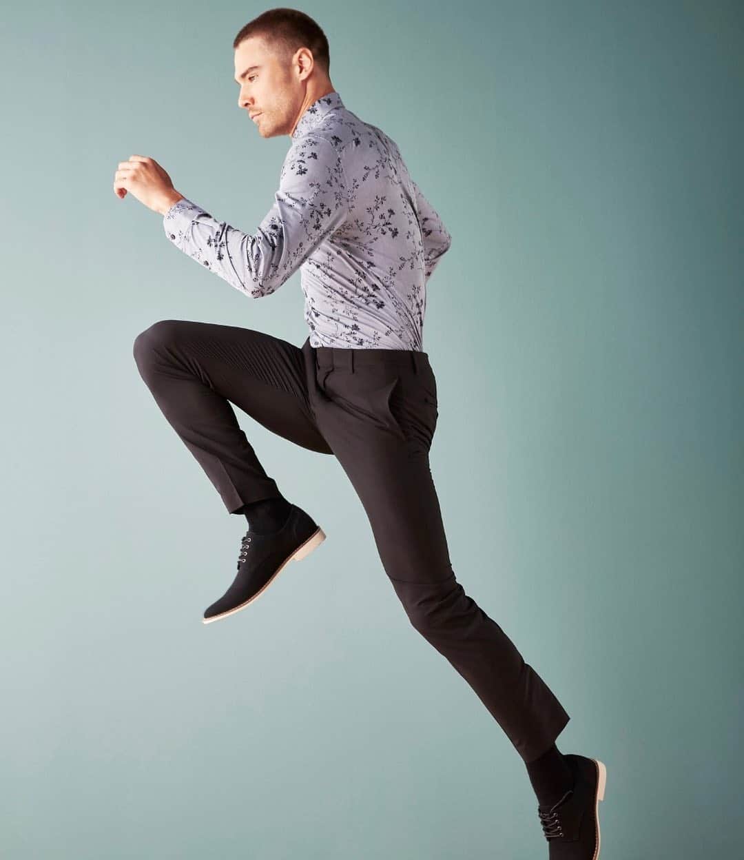 ペリーエリスのインスタグラム：「Move without limits with total stretch and ultimate comfort for maximum performance. #LifeReadySince1976」