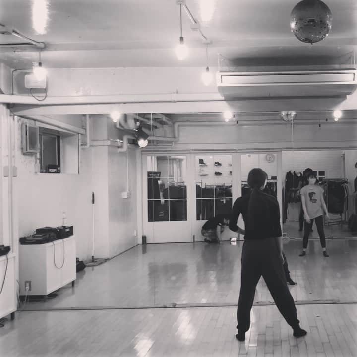 池田美佳のインスタグラム：「最近踊るの楽しいな〜☺︎  年内ラストLessonは明日 12/26(土)12:30-14:00 新宿御苑 初級 初回体験受付中  踊り納めましょう♪  #mikadanceclass #mikadancemovie」