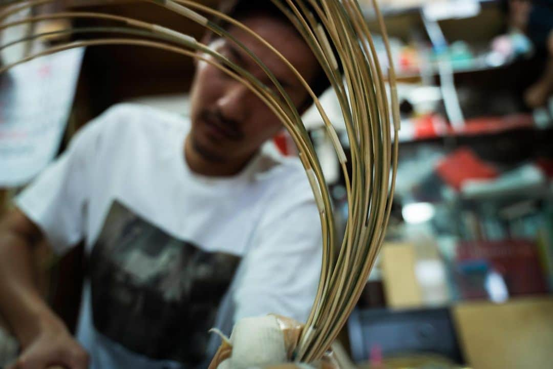 Japanese Craft Mediaのインスタグラム：「【Japanese Lanterns】  “Jibari making method” takes a long time and needs many processes. Also it is not good for mass production, so factories which adapt this method are decreasing. 「地張り製法」は長い時間と多くの工程を必要とします。また大量生産には向いていませ ん。そのため、この製法を取り入れている工房は減ってきています  @kojima_shouten  photo by @ryokawanophoto  #japanmade_co #japanmade #wooden #bamboo #crafts #handmade #lantern #washi #chochin #kyoto #craftsmanship #japaneseculture #japanlover #japanesestyle #小嶋商店 #京提灯」