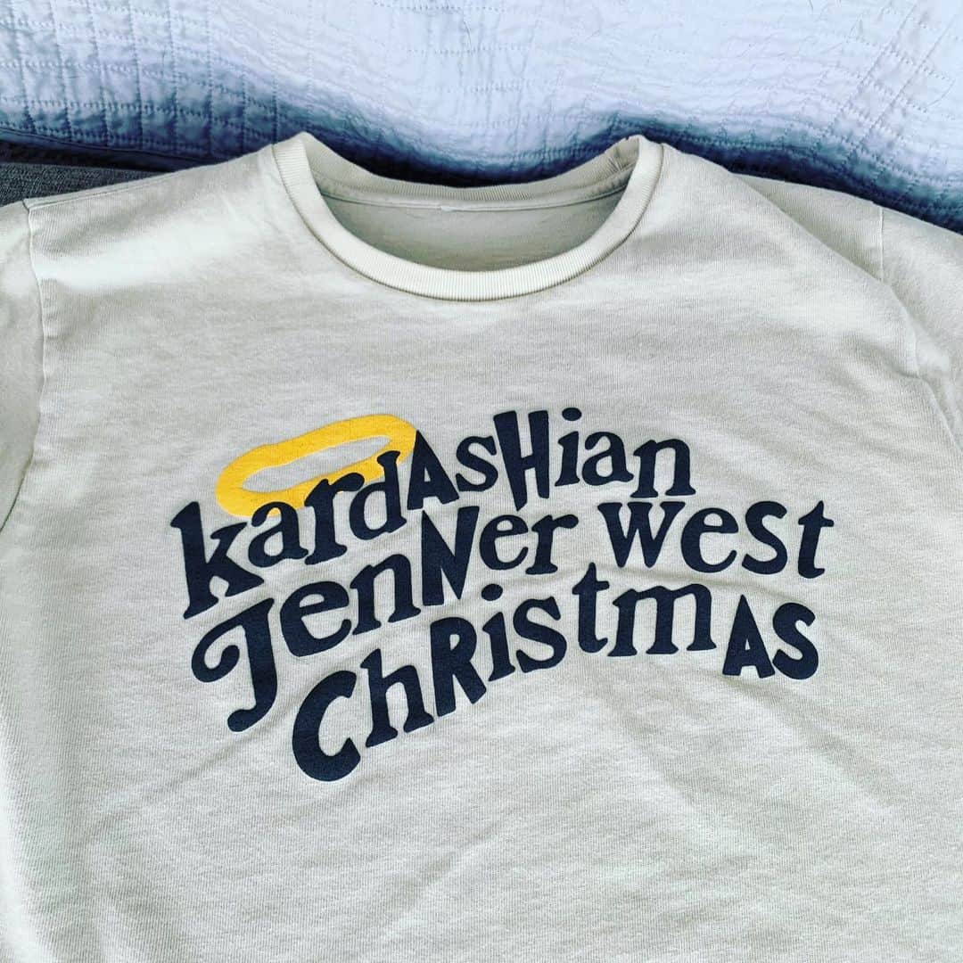 キャシー・グリフィンのインスタグラム：「Big #merrychristmas to these freaks who had me over to their house on Christmas Eve and treated me like family the last couple years, when others in my field were too “uncomfortable”. Thank you gurrrls. ❤️❤️❤️ @krisjenner @kimkardashian @kourtneykardash @khloekardashian @kendalljenner @kyliejenner」