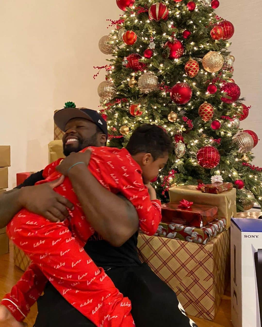 50セントさんのインスタグラム写真 - (50セントInstagram)「Merry Christmas, happy holidays try and enjoy every minute of it God bless. #bransoncognac #lecheminduroi」12月25日 10時01分 - 50cent