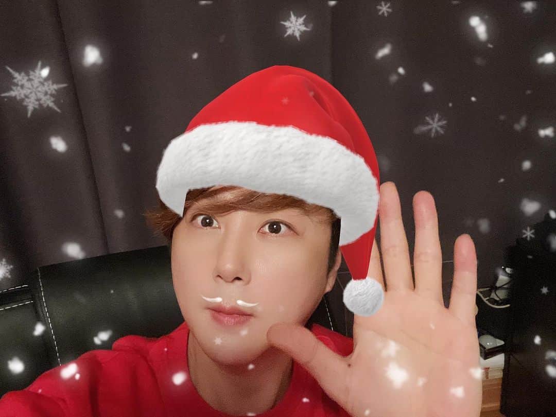 シン・ヘソンのインスタグラム：「. [Say 혜성] 신화창조 메크 메크~~🎄🎄 오늘 하루만큼은 세상 누구보다 행복한 날이 되길  #신화 #신혜성 #SHINHWA #SHINHYESUNG #메리크리스마스 #산타혜성 #christmas #merrychristmas」